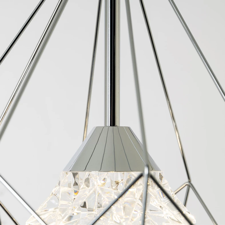 Lampa AMY o chromowanym wykończeniu to połączenie oryginalnego pomysłu i minimalistycznej formy.