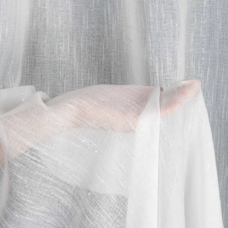 Biała zasłona na przelotkach