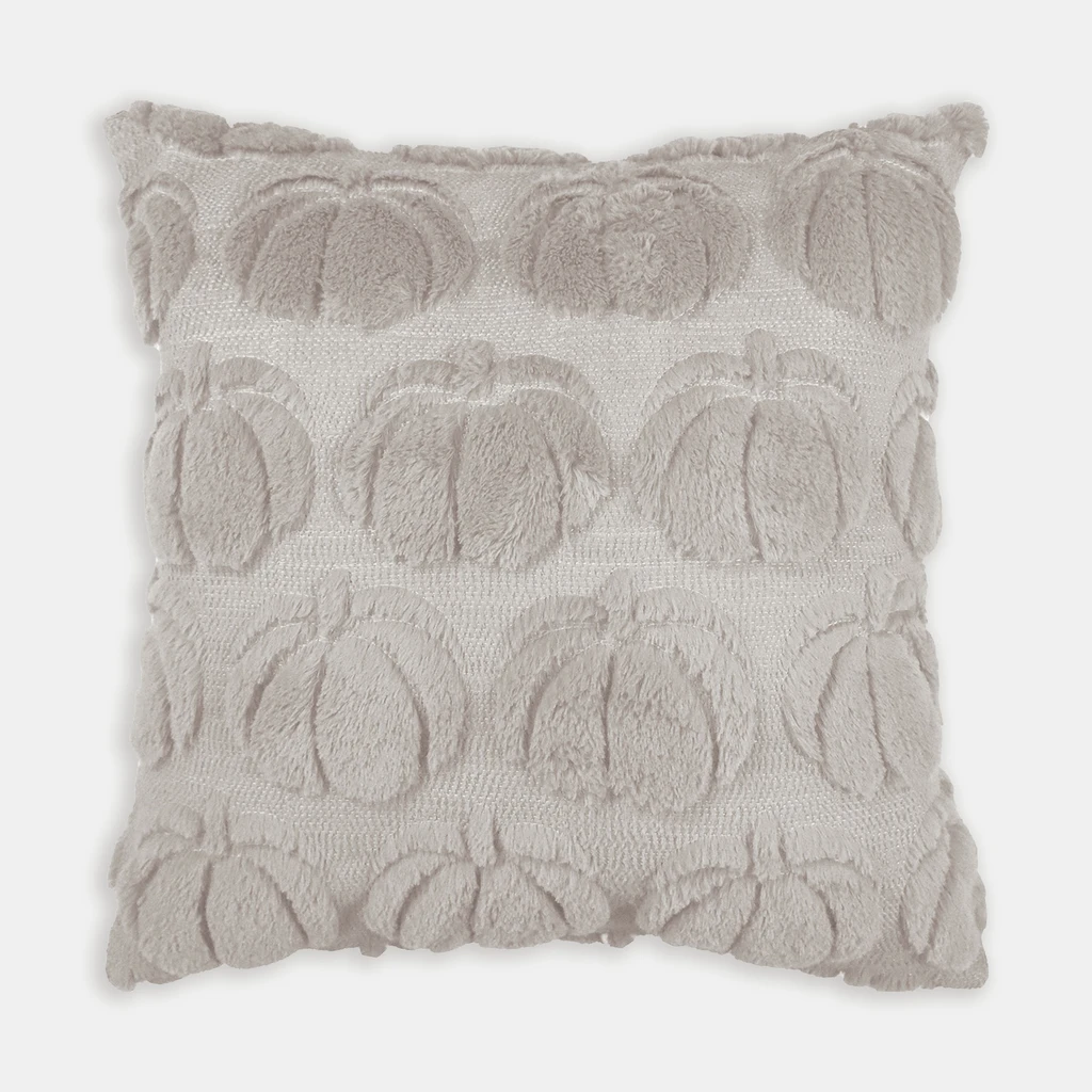 Przyjemna w dotyku poszewka dekoracyjna. Na przedniej stronie znajduje się miękki, wypukły haft w kształcie dyni, który wprowadza wyraźną fakturę i delikatny efekt 3D.