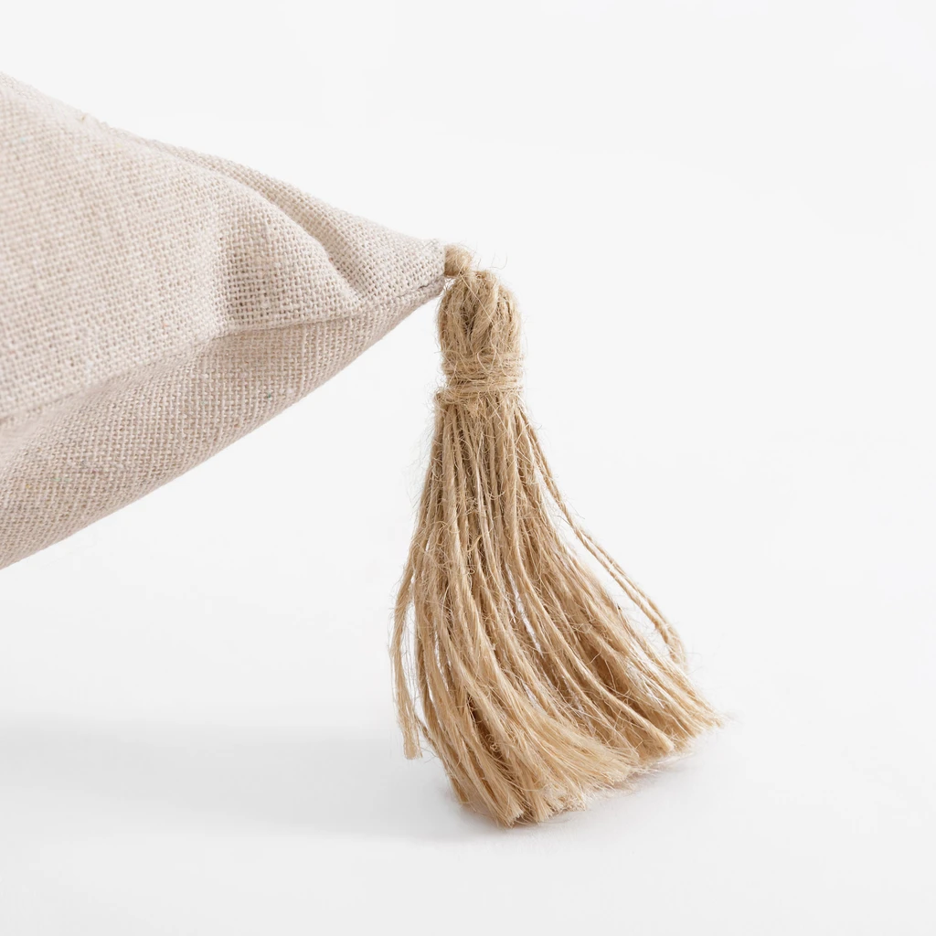 Beżowa poszewka ozdobna z chwostami