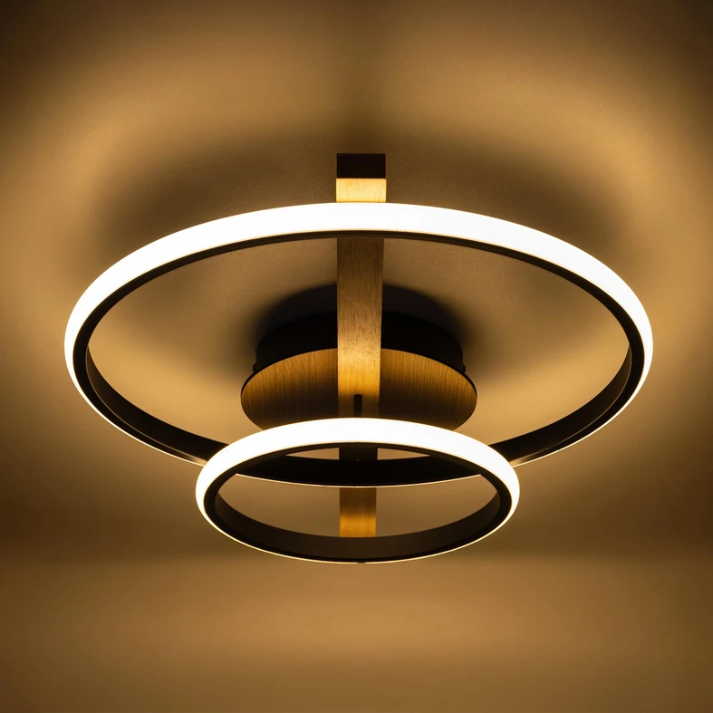 Pierścieniowa budowa lampy ALMERIA pozwoli Ci wprowadzić nowoczesne tony do wnętrza przestronnego salonu lub jadalni.