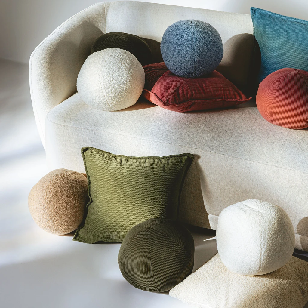 Dekoratívny vankúš béžový BALL 27 cm