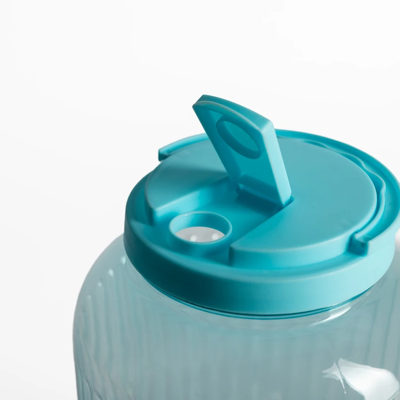 Słoik z niebieską pokrywką i kranikiem