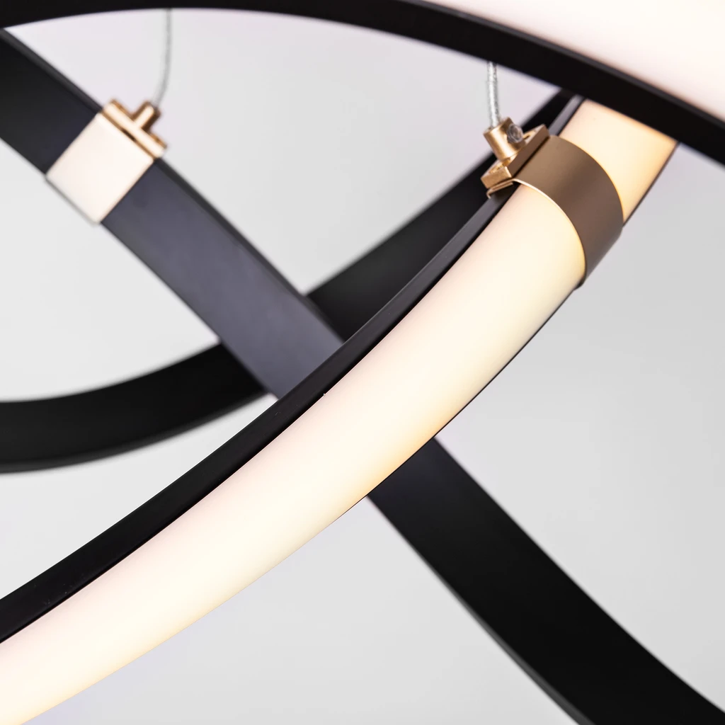 INDIGO przy 55 cm średnicy świetnie sprawdzi się w salonie lub zawieszona nad stołem w jadalni.