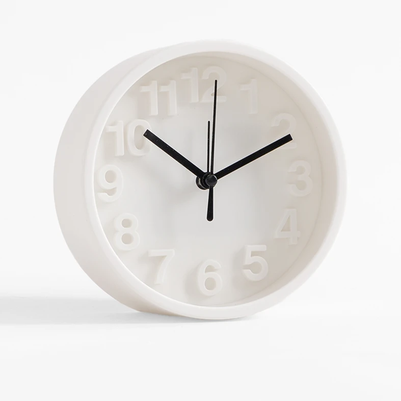 Biały stojący budzik na baterię