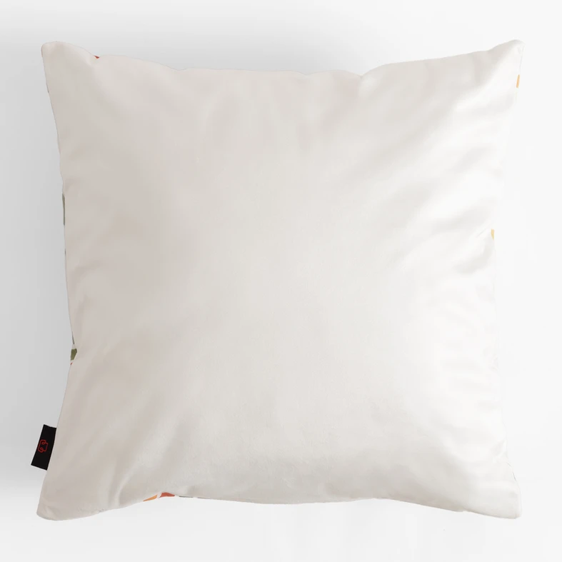 Biała poszewka z geometrycznym kolorowym motywem