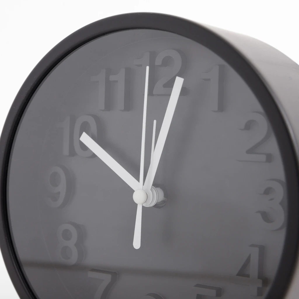 Czarny stojący budzik na baterię