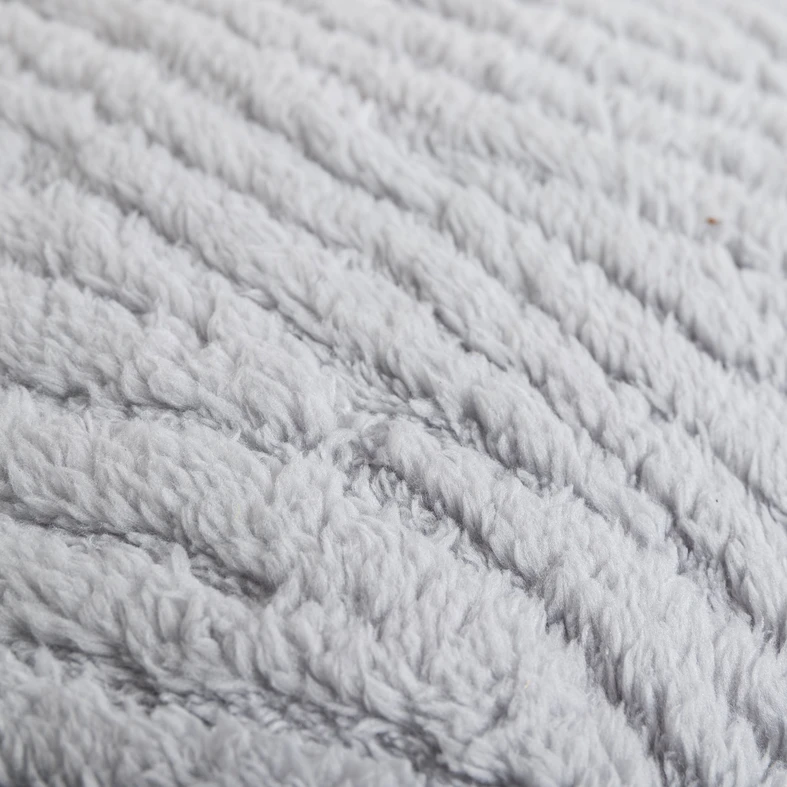 Szara poszewka o dekoracyjnej fakturze