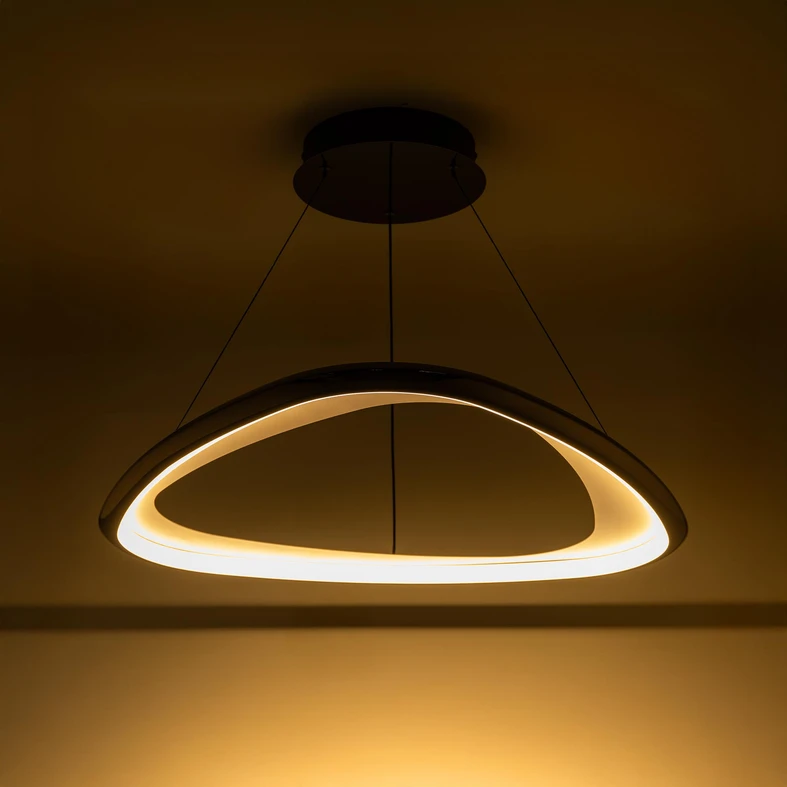 Lampa wisząca GETAFE idealnie sprawdza się w pomieszczeniach z wysokim sufitem. Przy średnicy 65 cm, jej maksymalna długość zawieszenia wynosi 150 cm.