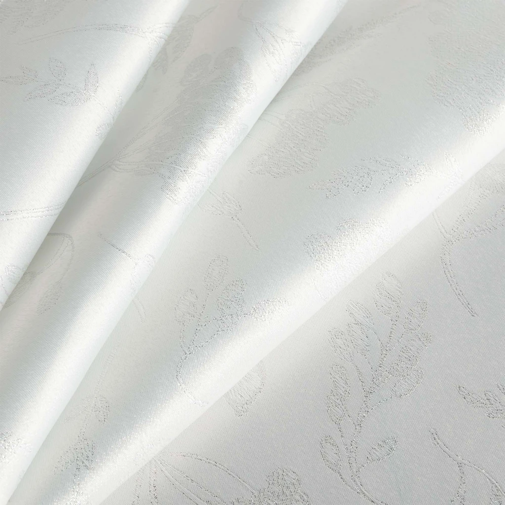 Biały bieżnik na stół z roślinnym motywem