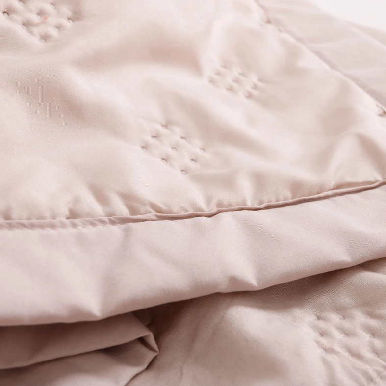 Beżowa narzuta na łóżko