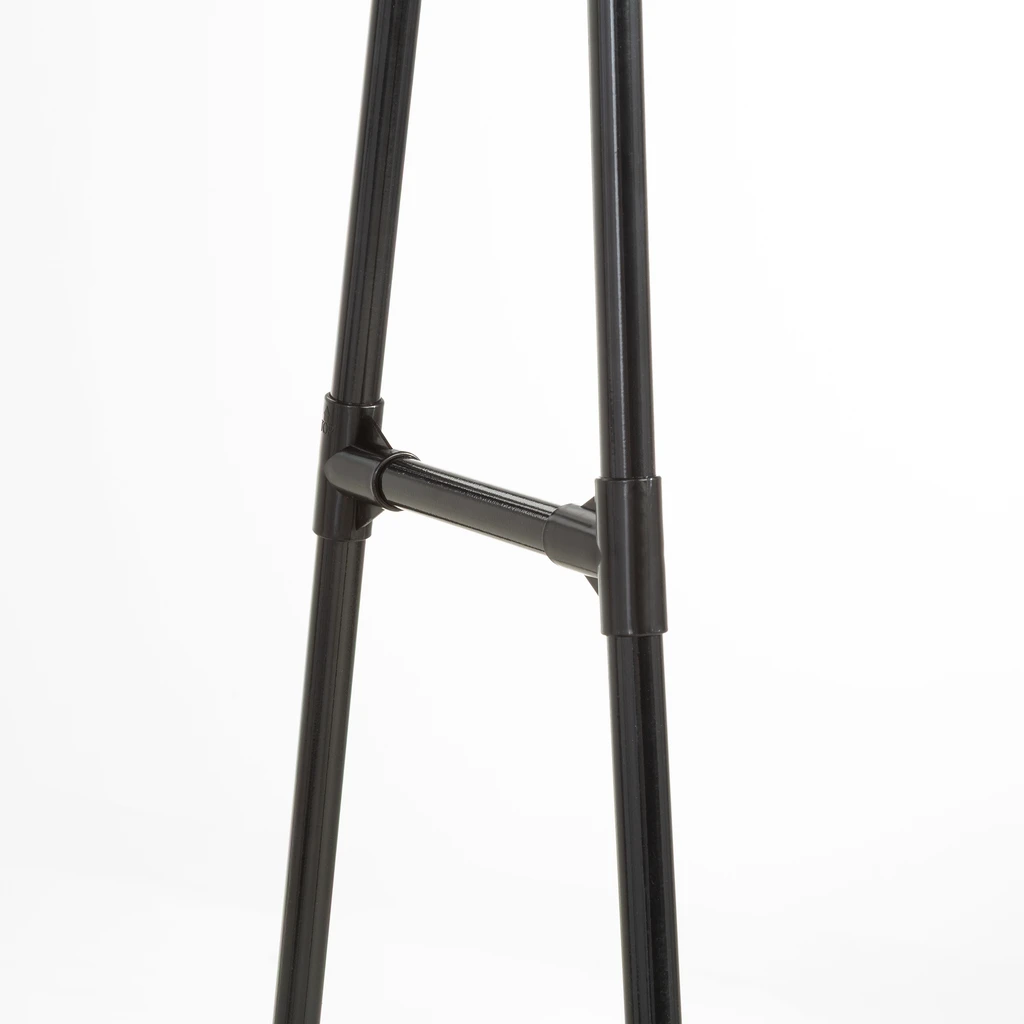 Zbliżenie na czarne metalowe elementy konstrukcyjne wieszaka. 