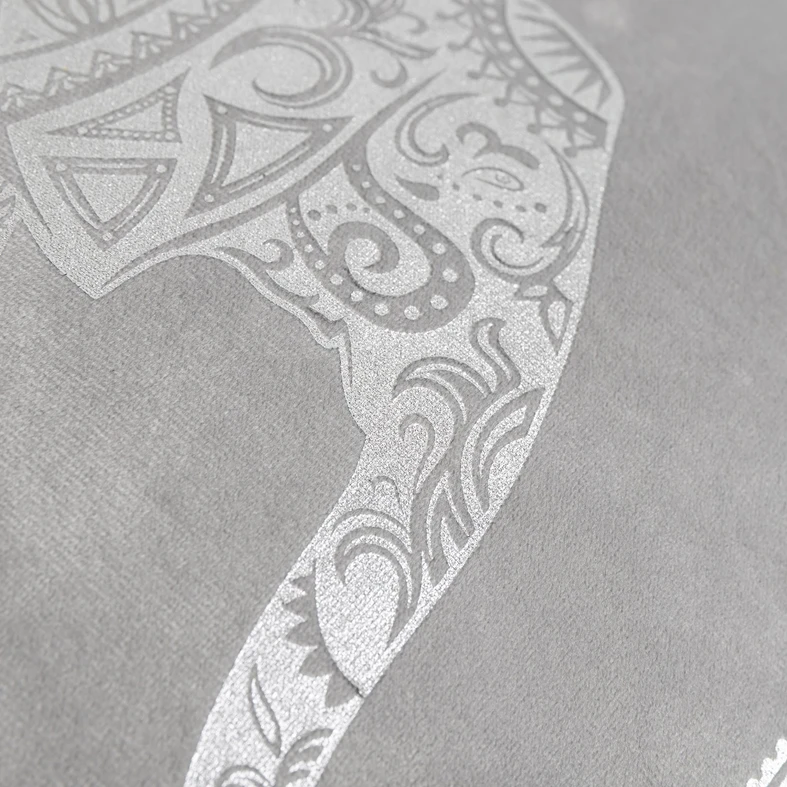 Jasnoszara poszewka ze srebrnym słoniem