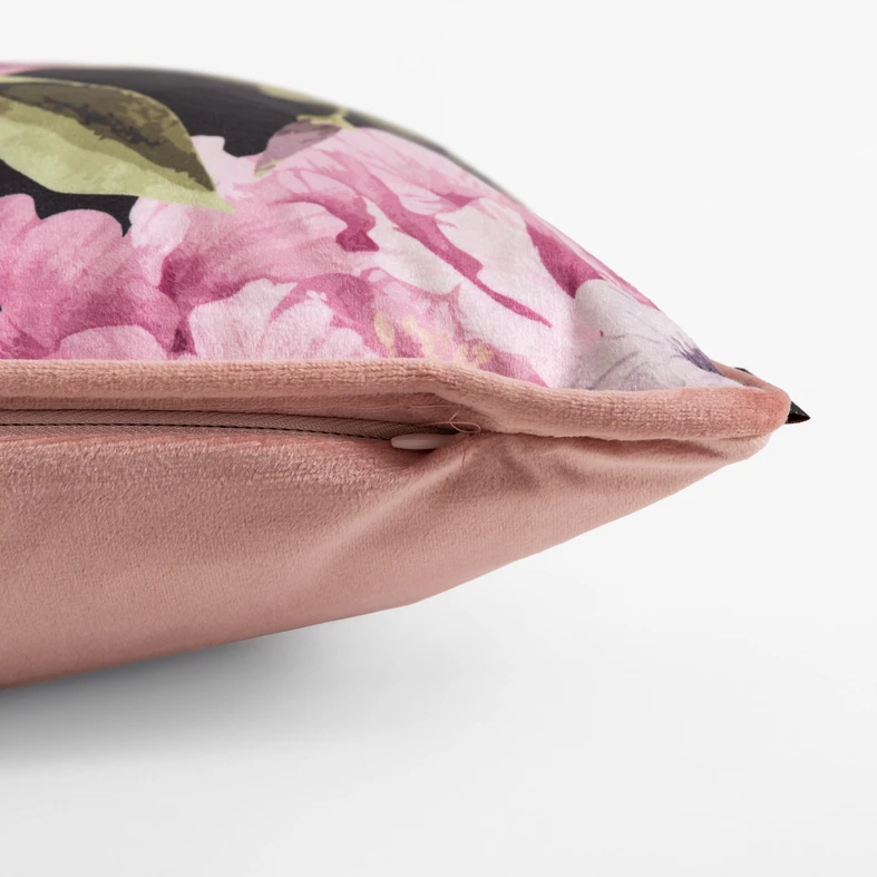 Czarno-różowa poszewka dekoracyjna w róże i petunie