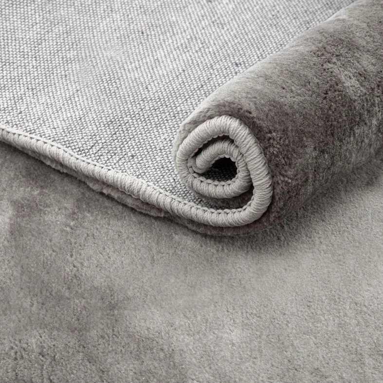 Koberec imitujúci kožušinu striebristý PLUSH 60x110 cm