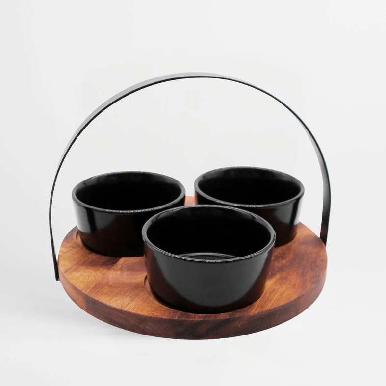 Trzy okrągłe miski na akacjowej podstawie z czarnym uchwytem do przenoszenia