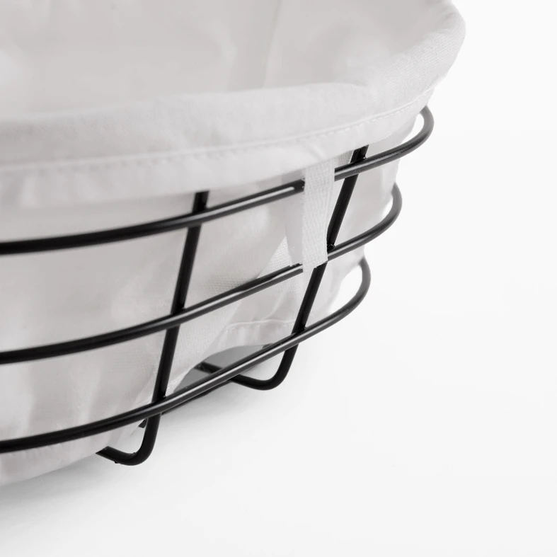 Metalowy koszyk na pieczywo z białym wkładem z bawełny