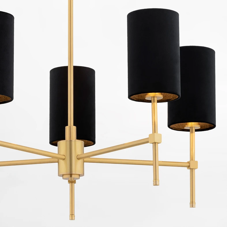 Złote wykończenie podstawy stanowi odwołanie do klasycznego piękna równowagi i proporcji.