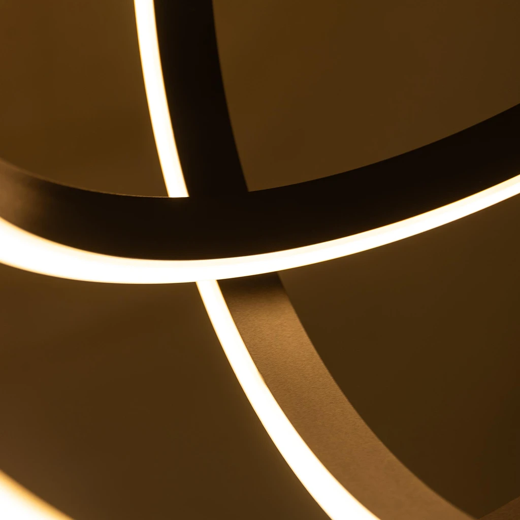 TESS to lampa wisząca o niezwykle ciekawym, wręcz kosmicznym designie.