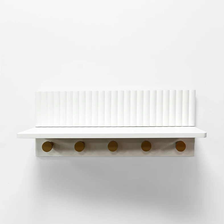 Nástenná polica v bielej a zlatej farbe