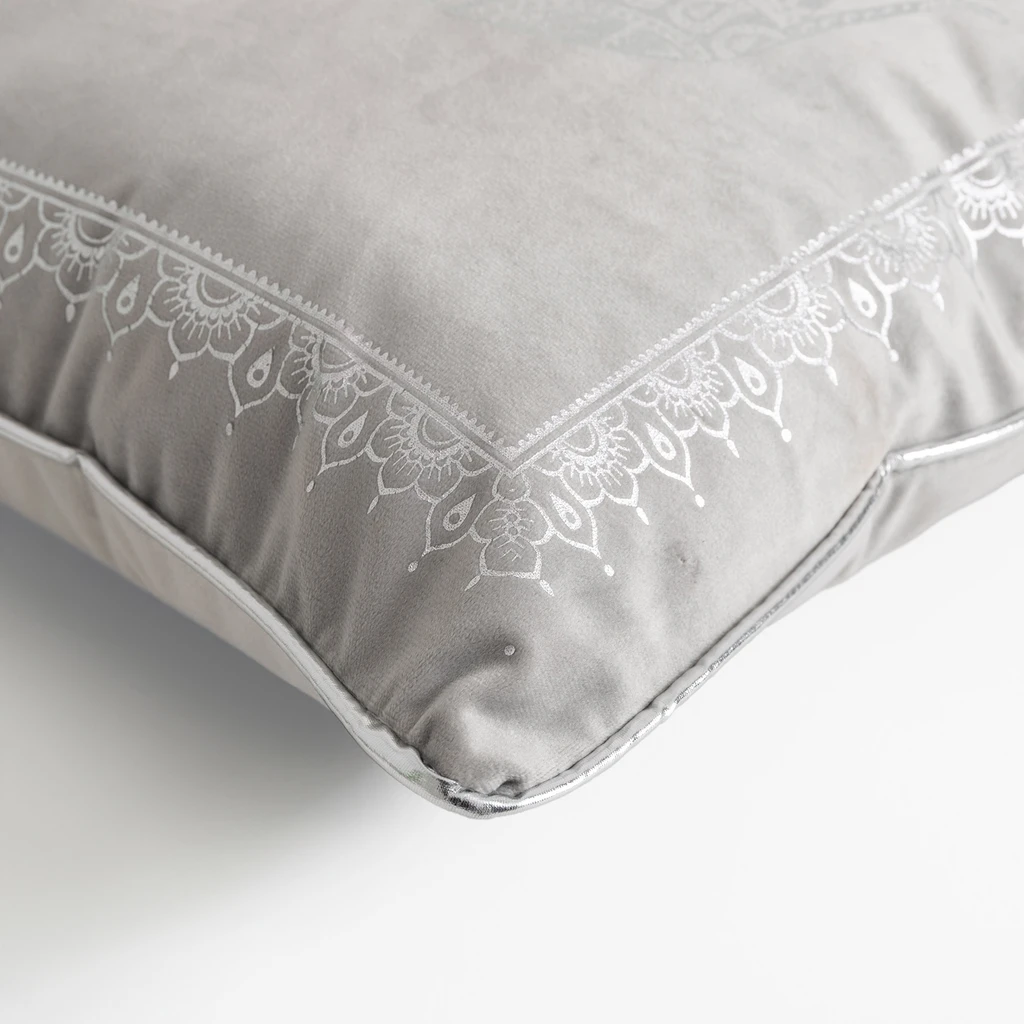 Jasnoszara poszewka ze srebrnym słoniem