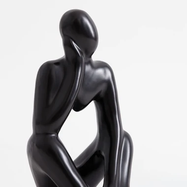 Dekoratívna figúrka v čiernej farbe MYSLIACI ČLOVEK 19 cm