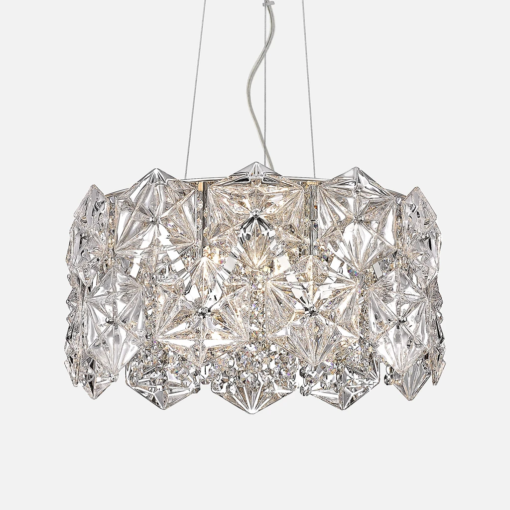 DAVI doskonale dopełnia wystroju wnętrza pod kątem ozdobnym. Światło żarówek reaguje ze szklaną powierzchnią tworząc na ścianach ozdobne refleksy.