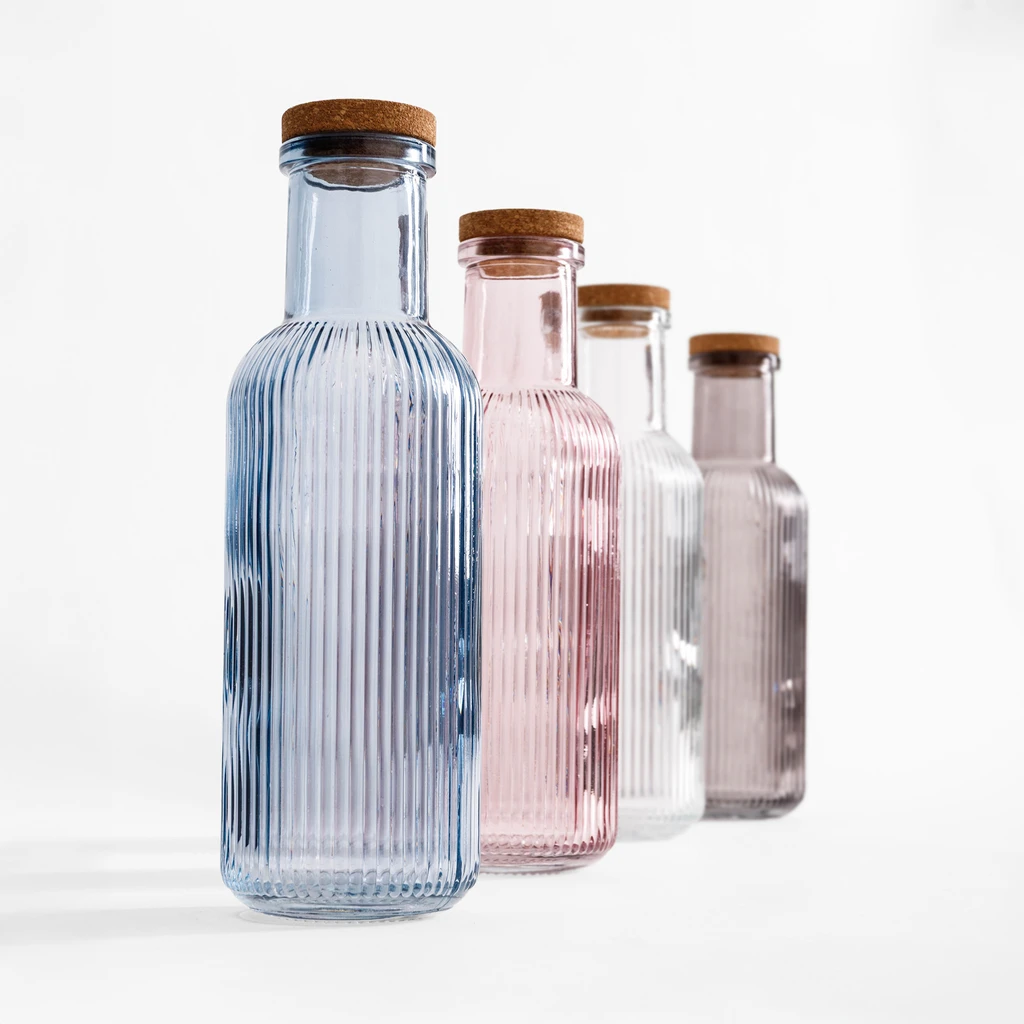 Szklane kolorowe butelki z korkiem