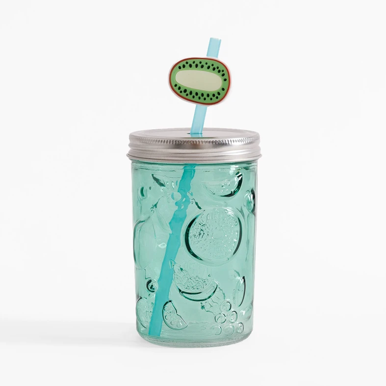 Niebieska szklanka ze słomką