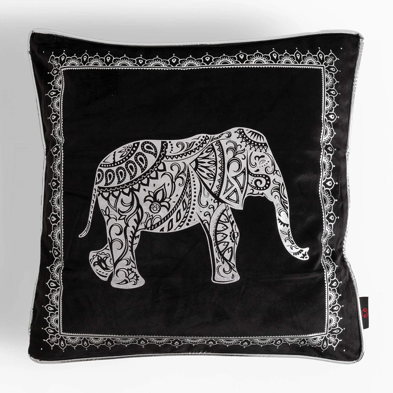 Czarna poszewka ze srebrnym słoniem