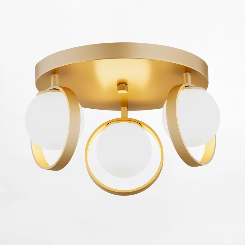 Zestawienie oprawy w kolorze złota i mlecznej bieli kloszy ociepli optycznie wnętrze.