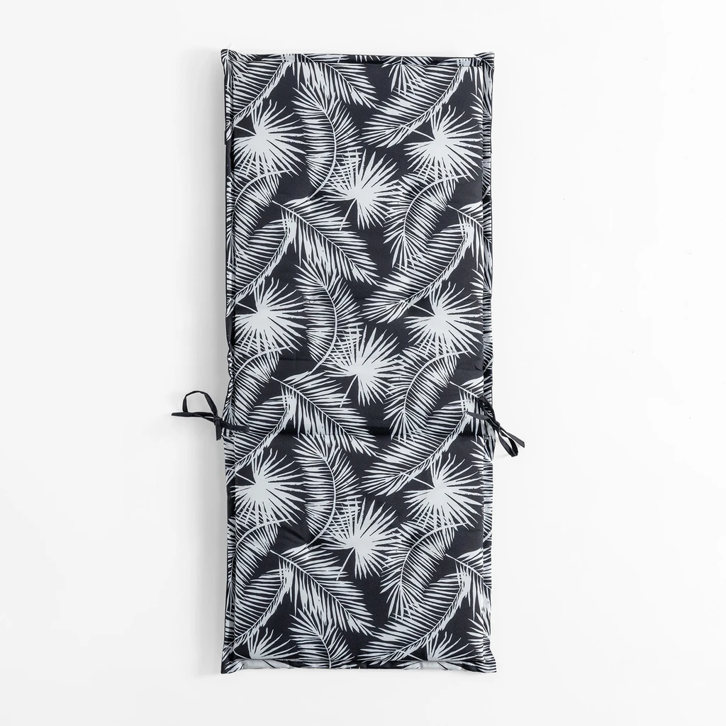 Poduszka ogrodowa na krzesło pozycyjne, ze sznurkami i paskiem. O wzorze białych liści palmowych na czarnym tle, o gładkim, czarnym tyle.