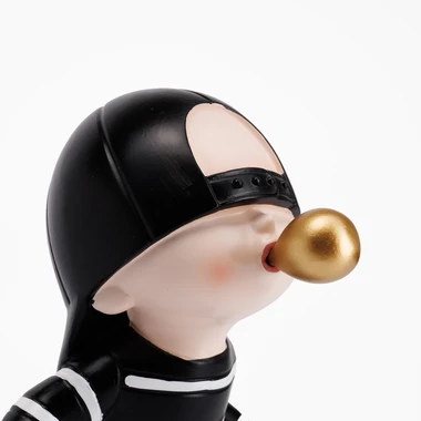 Figúrka v čiernej a bielej farbe CHLAPEC 15x24 cm