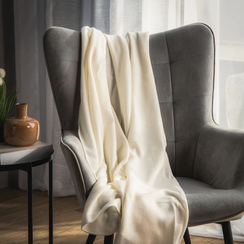 Koc polarowy kremowy PRIMA 120x150 cm, zbliżenie.