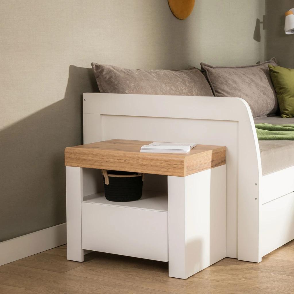 Biała szafka nocna z szufladą i otwartą półką.