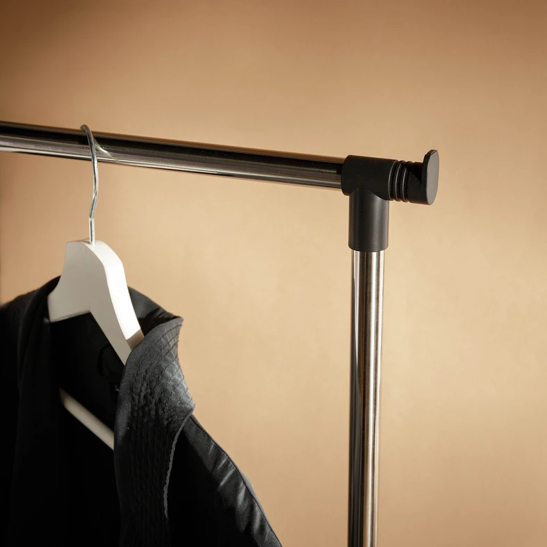 Samostatný vešiak na kolieskach