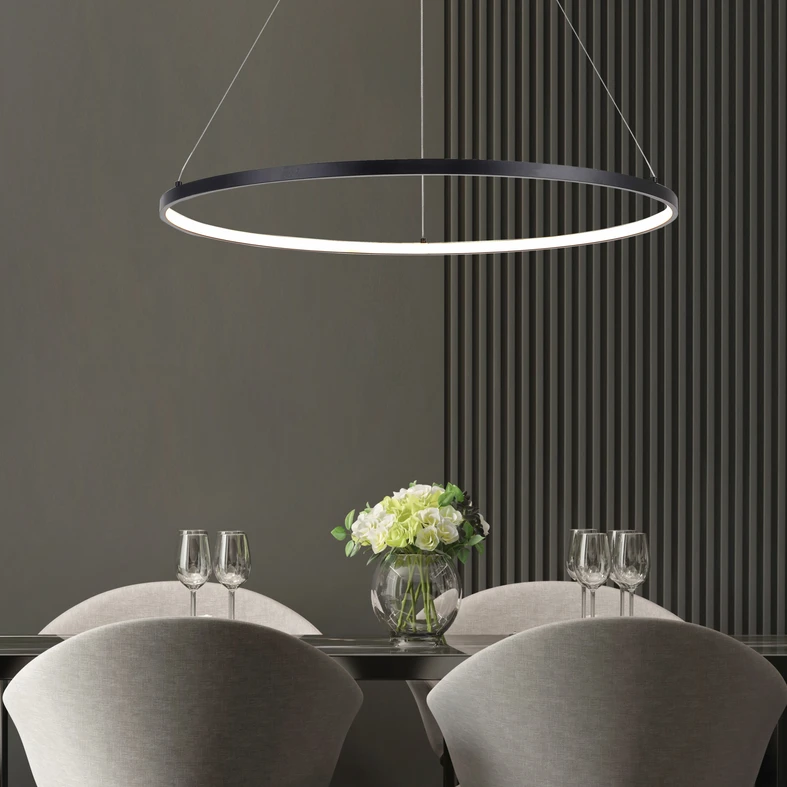 W modelu wiszącym HORIK zintegrowane z obudową oświetlenie LED ma moc 40W i strumień świetlny rzędu 4400 lumenów.