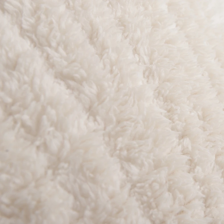 Biała poszewka miękka o dekoracyjnej fakturze