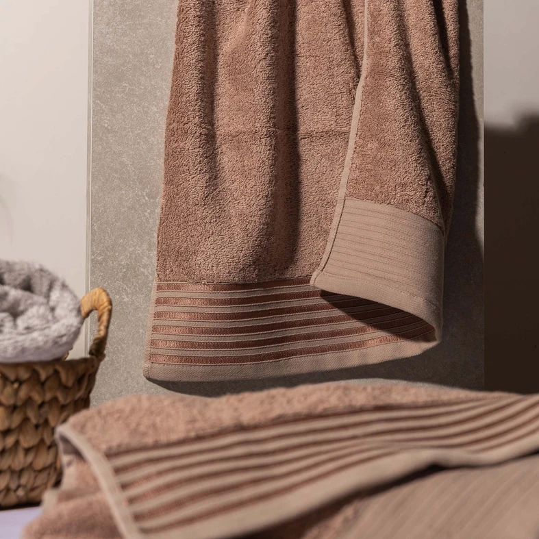 Kúpeľňový uterák vo farbe taupe VELA 70x140 cm