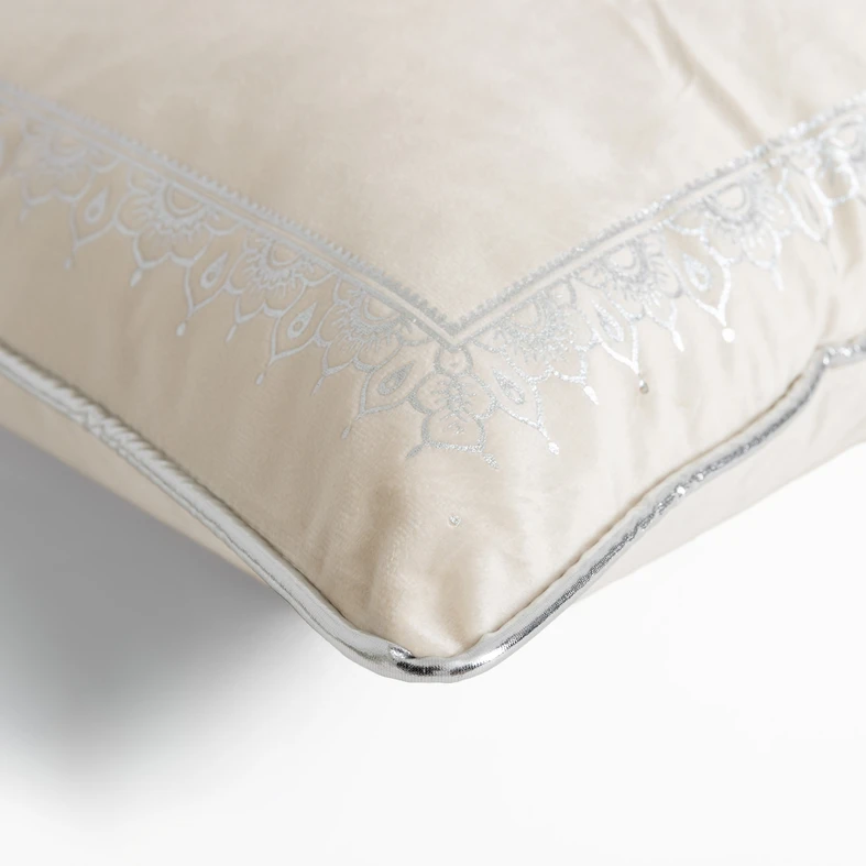 Biała poszewka ze srebrnym słoniem