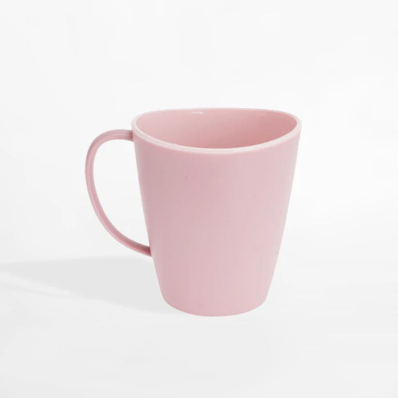 Różowy plastikowy kubek z uchem