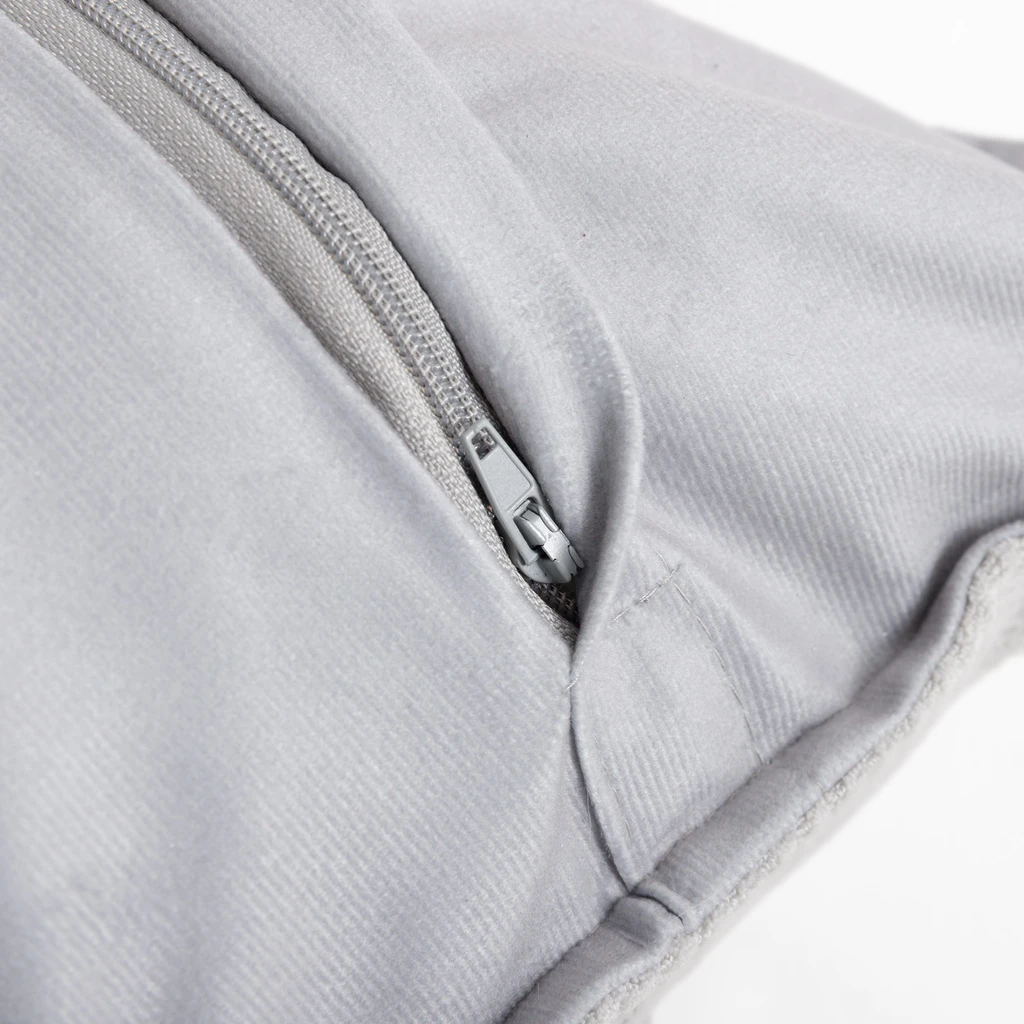 Szara poszewka ozdobna z zamkiem