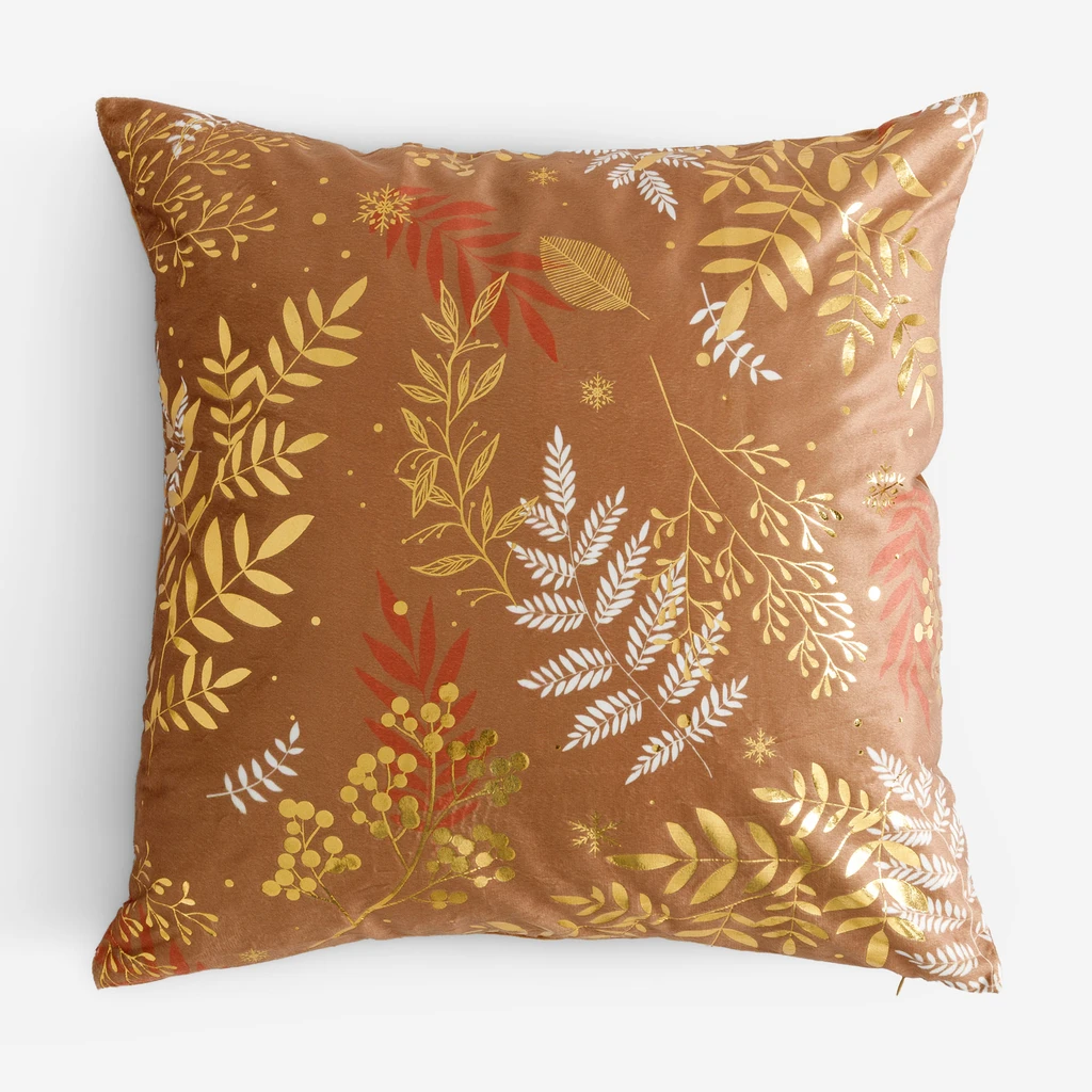 Dekoracyjna poszewka z miękkiego, jasnobrązowego poliestru przypominającego welwet. Na poszewce nadruk z motywem roślinnym.