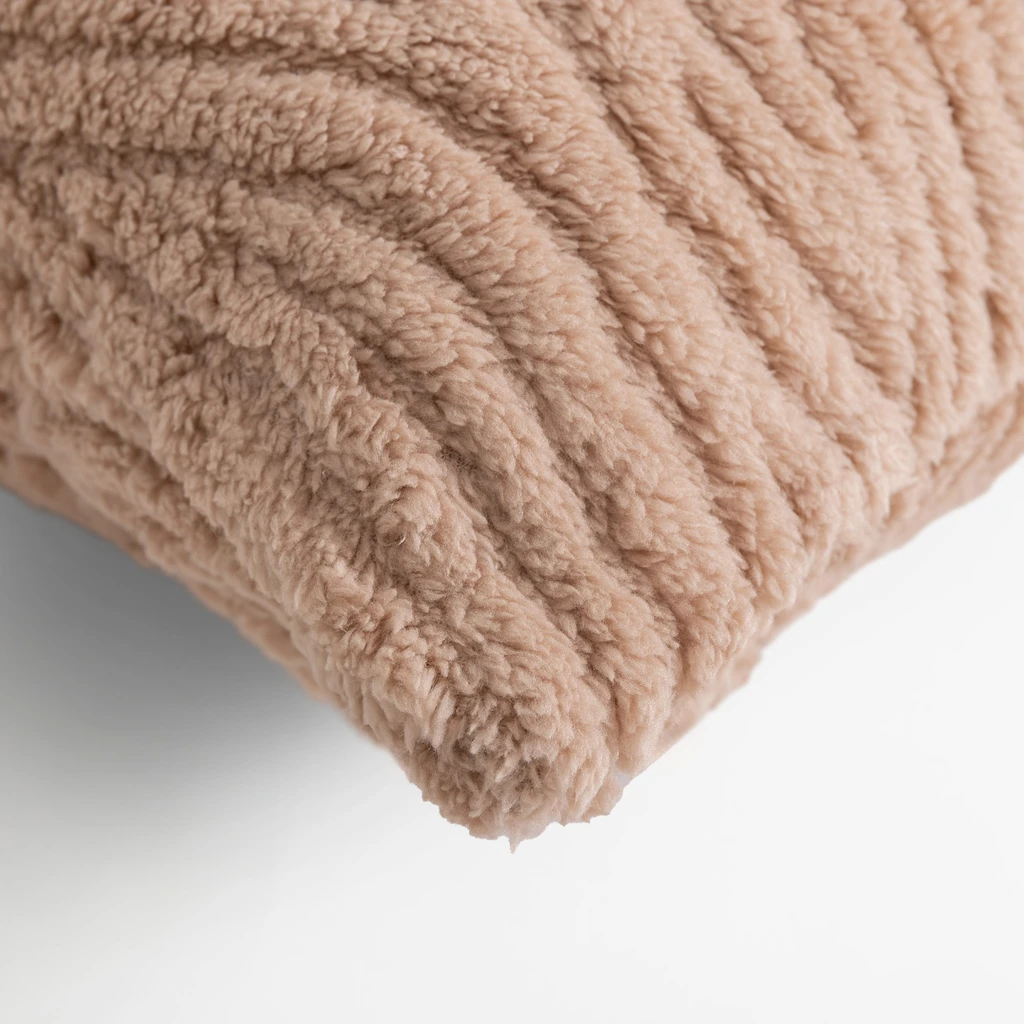 Beżowa poszewka o dekoracyjnej fakturze