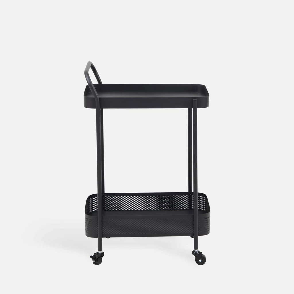 Czarny barek na kółkach z półką pod blatem i rączką.