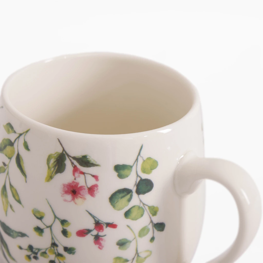 Biały kubek z uchem w kwiaty