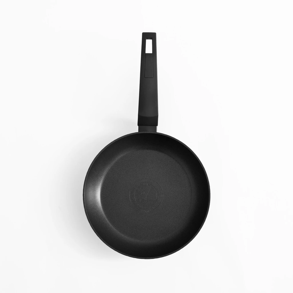 Czarna patelnia z ikoną oleju