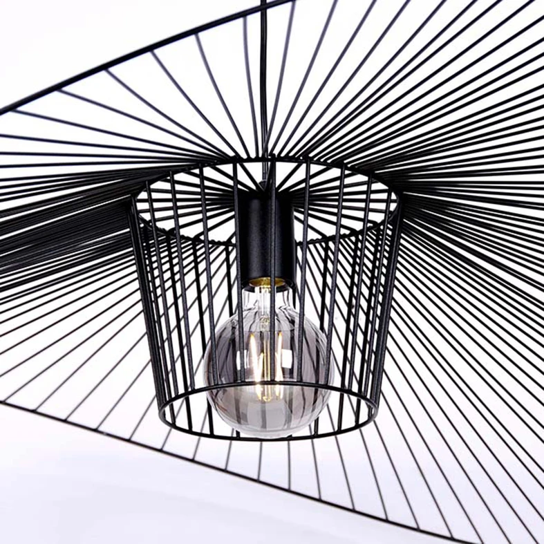 Klosz lampy przypomina sieć, która układająca się w kształt rozłożystego kapelusza.