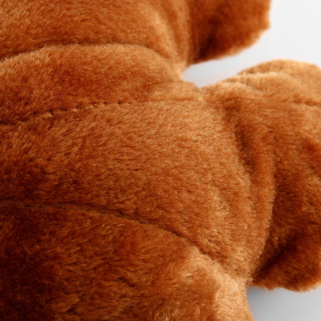 Welurowa poduszka dekoracyjna w kształcie klonu w odcieniu brązu.