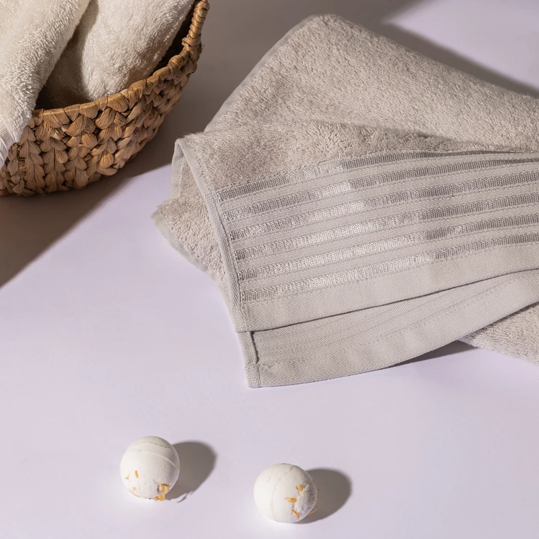 Kúpeľňový uterák v striebornej farbe VELA 70x140 cm